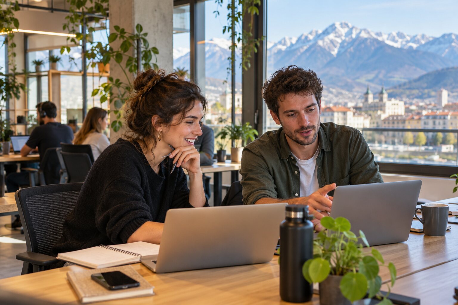 Entrepreneurs collaborant dans un coworking grenoblois