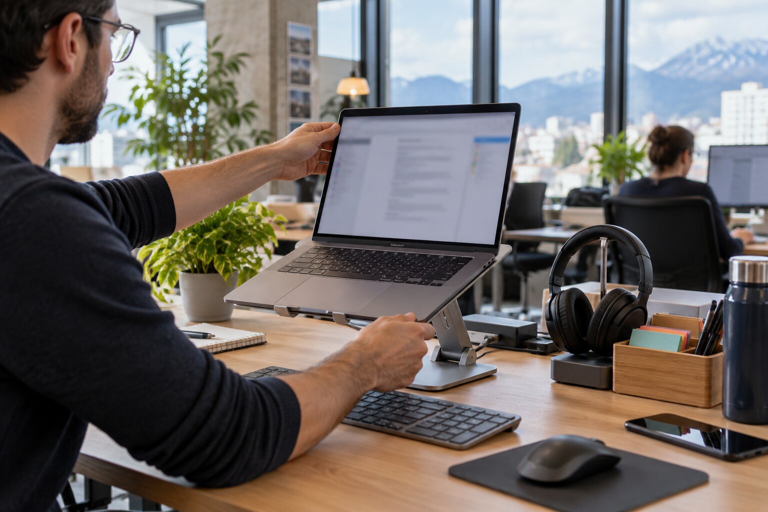 Réglage ergonomique d’un poste fixe coworking Grenoble avec support ordinateur