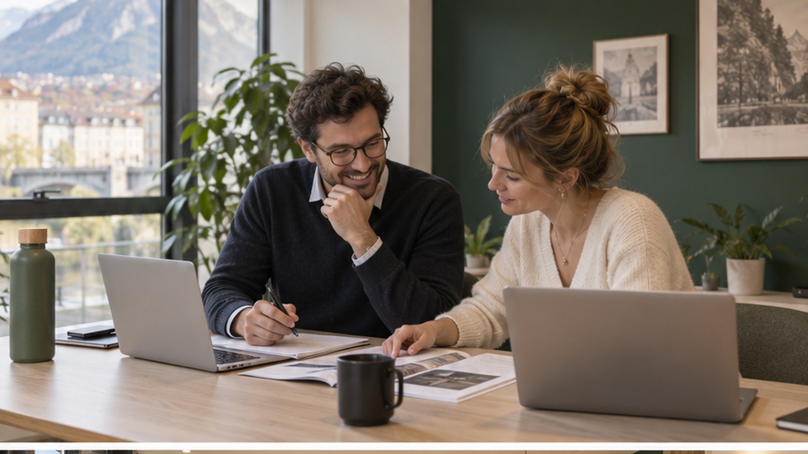 Rendez-vous client autour d’une table dans un espace de coworking grenoblois